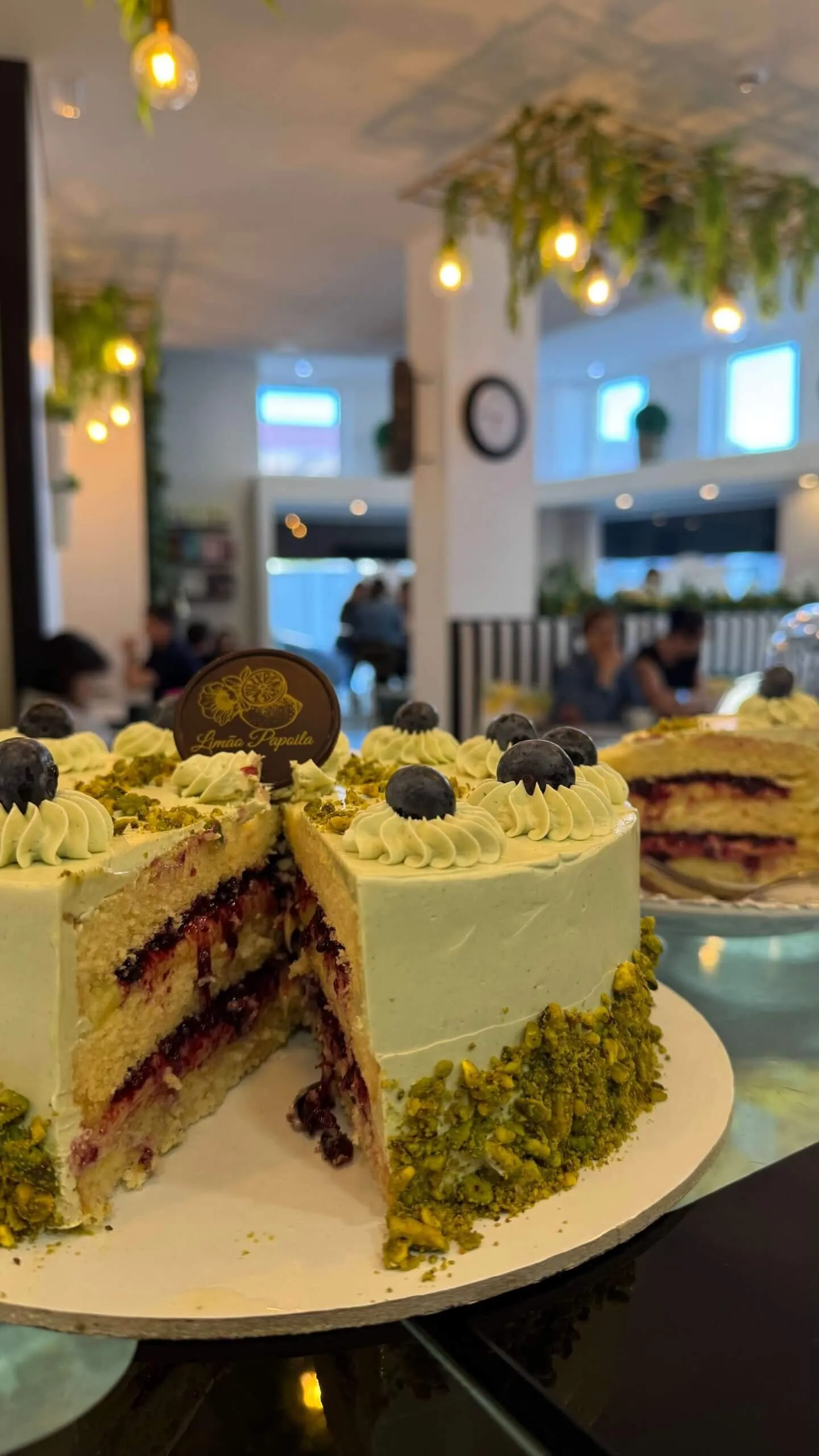 Pistachio cake, from Confeitaria Limão Papoila
